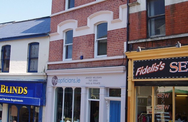 Situated centrally adjacent to the historic City Walls. Family sized with deck.
