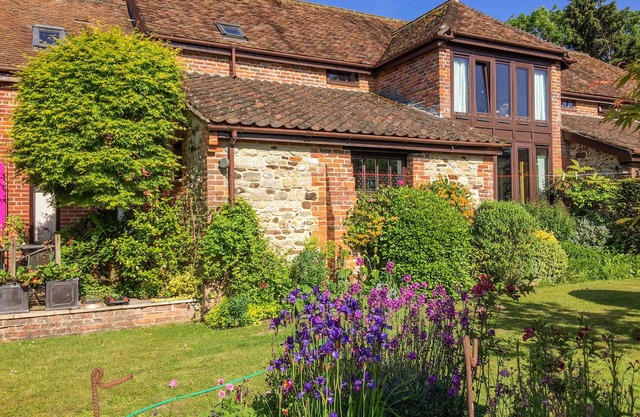 SIX HORSE BARN, family friendly, with a garden in Winfrith Newburgh