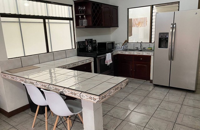 SJO location centered, VERY spacious and private apartment