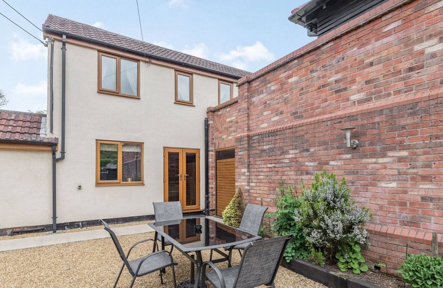 SKEI'S PLACE, pet friendly, with a garden in Golden Valley