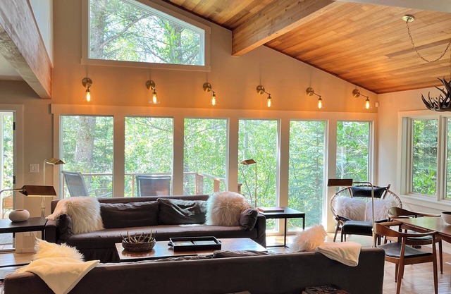 Ski-In Family Lodge w/Hot Tub, Game Room, Sauna & Designer Interiors