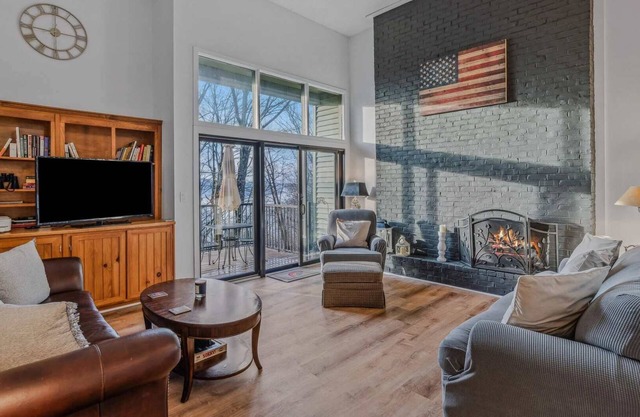 Ski-in/out Ski Hill, Cozy Fireplace - Kingswood 1D