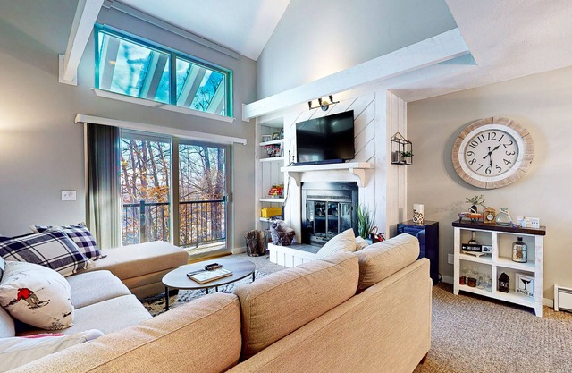 Ski-in/ski-out condo with pool, tennis courts, & grill