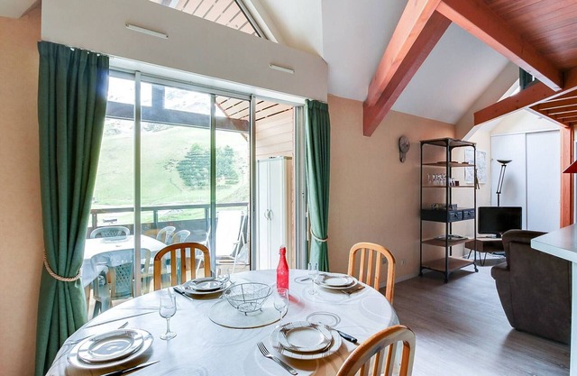 Ski-In/Ski-Out Duplex, South-Facing Balcony, Sleeps 8, Parking, 2 Bed, 2 Bath