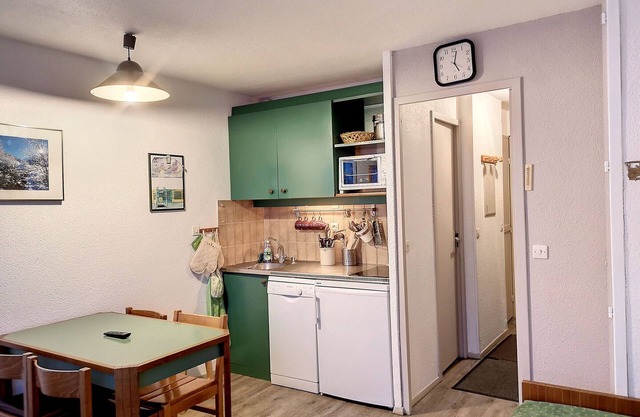 Ski-In/Ski-Out Studio in Les Menuires - Sleeps 4, Mountain View, Fully Equipped Kitchen