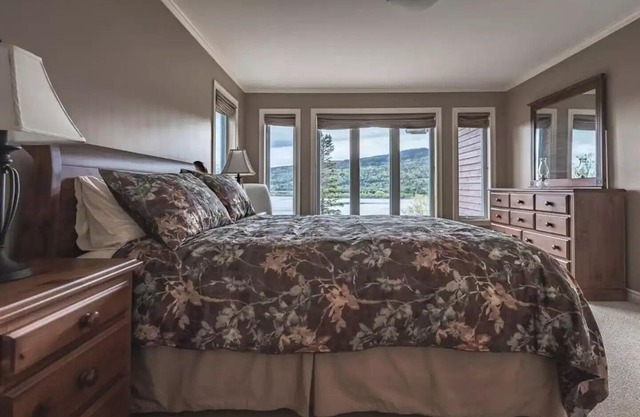 Ski/Snowboard, Snowmobile, Fishing, Hunting, Hot Tub, Chalet