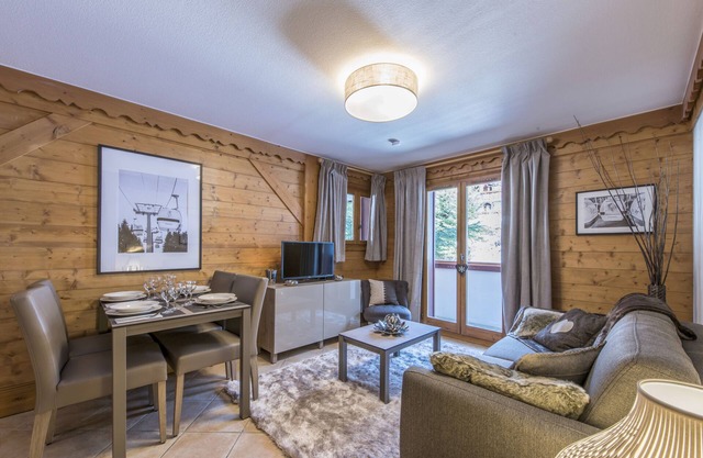SKIS ON FOOT WITH POOL - CHARMING APARTMENT - 4 people
