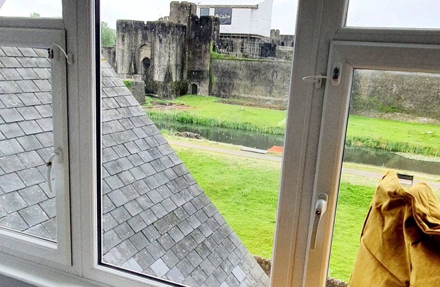 Skyline apartment - 2 bedroom with castle views
