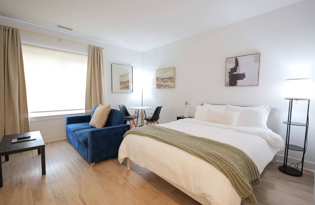 Skyline Luxe Haven Studio - Easy Access to NYC