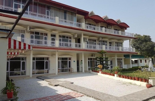 Skyview Stays I Party Lawns I Adjacent The Good Club I 1km Sukhna lake,Rock Garden & High Court I
