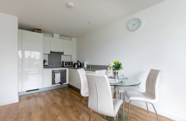 Skyvillion 1bed Enfield Flat W balcony & parking