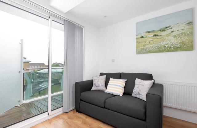 Skyvillion 2bed Enfield Flat W balcony - Parking