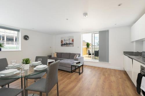 Skyvillion - 4 Bed Luxury Apartment with Balcony & Parking