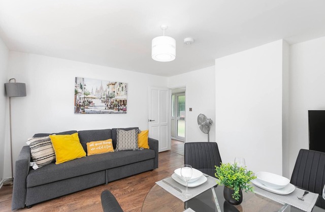 Skyvillion - Lush 2 Bed Hydean Way House & Garden