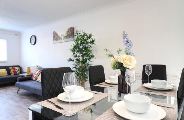 Skyvillion-STEVENAGE Amazing 3Bed House, Garden, Free Off Street Parking for 2 Cars, WiFi