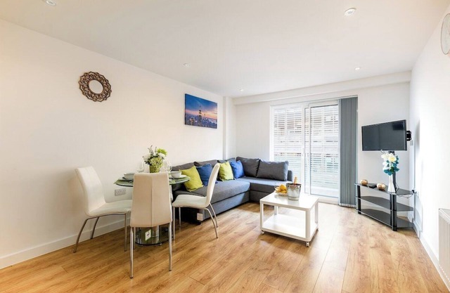Skyvillion - Tower Point Enfield 2Bed w/Balcony