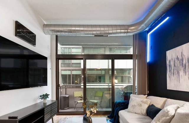 Sleek 2 Bed, 2 Bath Condo in Trendy Fulton Market