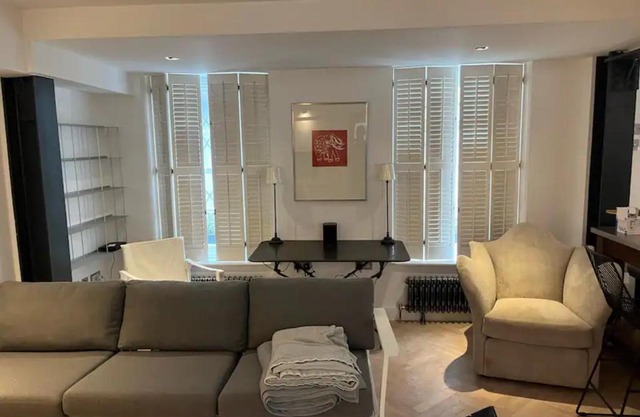 Sleek & Stylish 2BD Flat - Warren Street