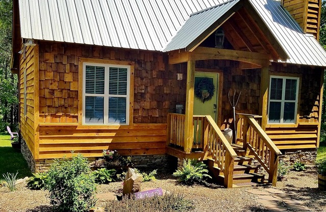 ♥ Sleep in the woods, wake to the birds - Hot tub, King bed, PRIVACY!