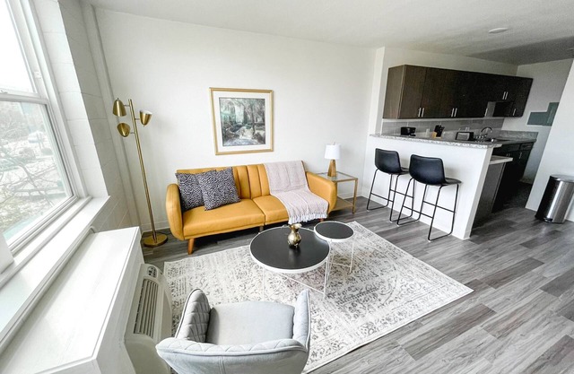 Sleepover: Stunning 1BD/1BA + Gym - Cincinnatin