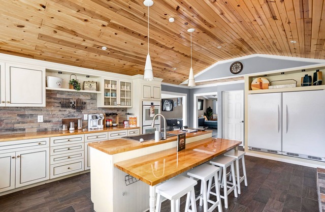 Sleeps 10+/Batting Cage/Theater!