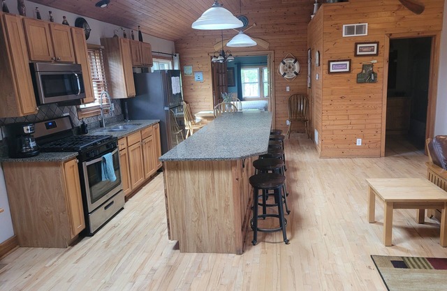 Sleeps 10, Cabin in Delavan Lake. Pets Welcome. 3 BRM. Family orientated setting