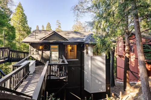 Sleeps 10 Cozy Modern Cabin- 5 minutes to lake, fishing, & hiking