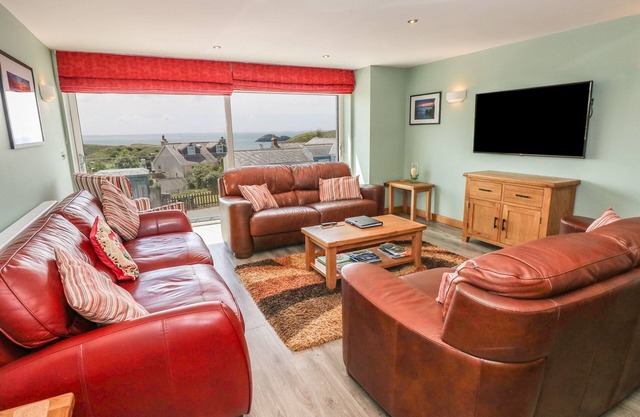 Sleeps 10 Luxury 3-storey house, a private hot tub, fantastic sea views in Solva