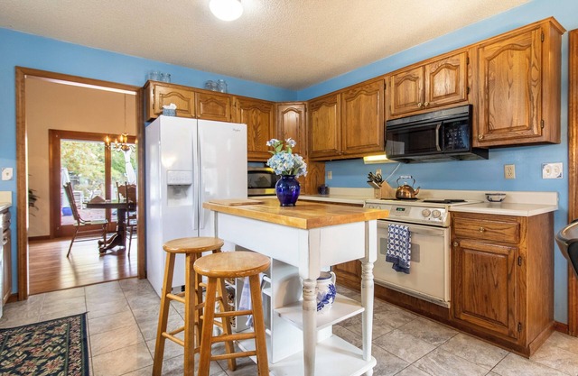 Sleeps 12! Main Level Master Suite - Beautiful Backyard Oasis!