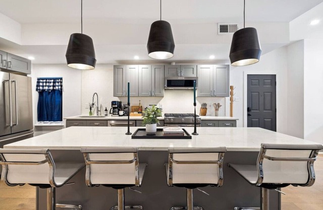 Sleeps 12, Mxn Streets