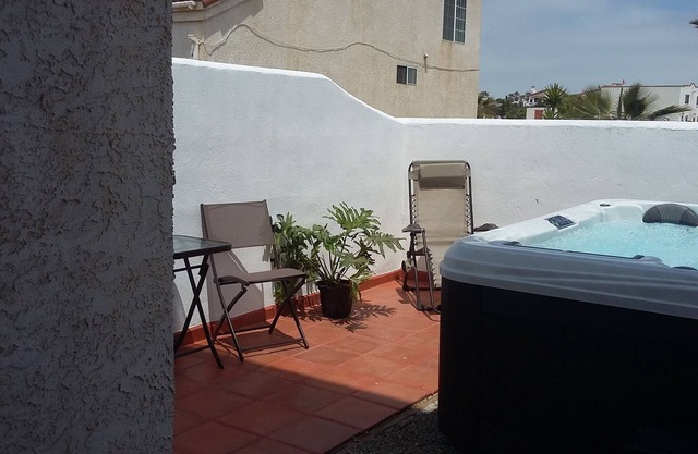Sleeps 15: Beautiful 3,300 sqft, 2 Story Beach Home w/NEW 9 ppl/72 jet HOT TUB!