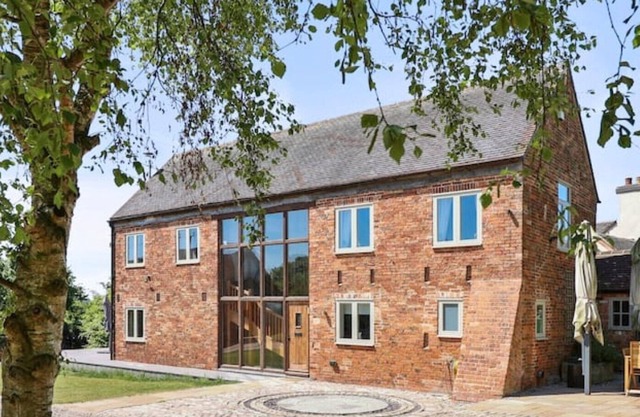 Sleeps 20 - Luxury barn conversion (with hot tub)