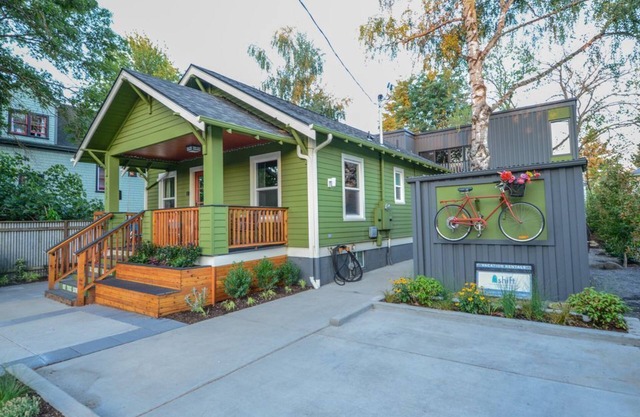 Sleeps 20 people - amazing architecture and location.