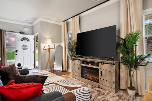 Sleeps 24 - By DT & UGA - 2 Game Rooms, 4 King Beds