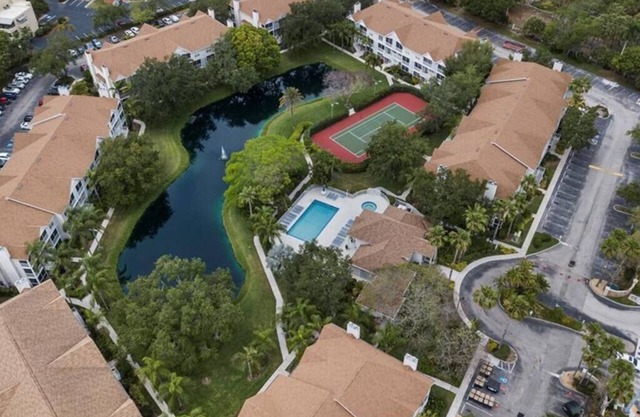 Sleeps 4-Close to Downtown, Beaches & Airport/Ground Floor Unit