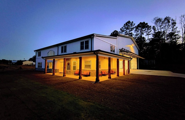 Sleeps 6+. Amazing Fly-in or Drive-in Hangar Home minutes from Pinehurst!