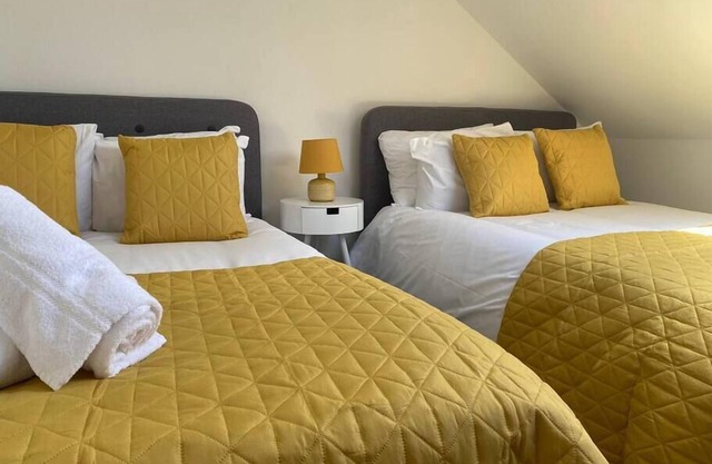 Sleeps 6 Lovely Apartment Near City Centre