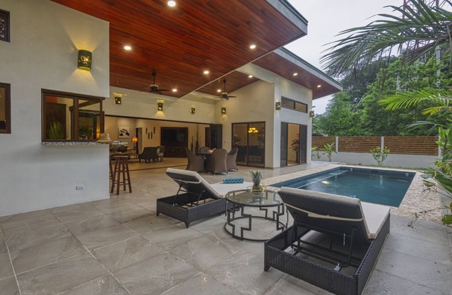Sleeps 8, Brand New, private pool, steps from beach, dining and shopping