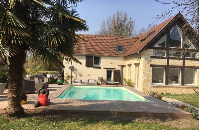 Sleeps 8 heated pool 20'from Reims and 45' from airport roissy 1h30 eurodisneyn