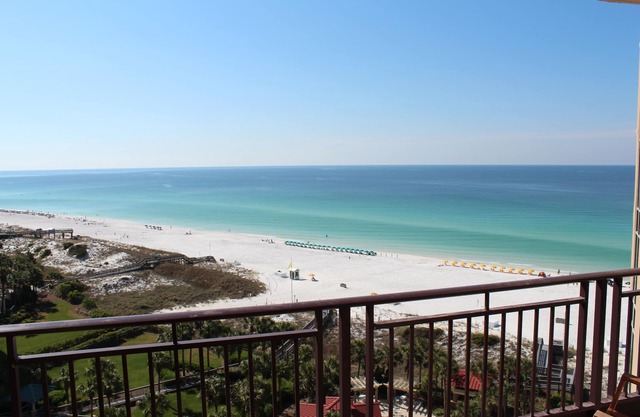 Sleeps 8! Reduced Spring rates! Beachfront 2 bedroom at Westwinds Private beach