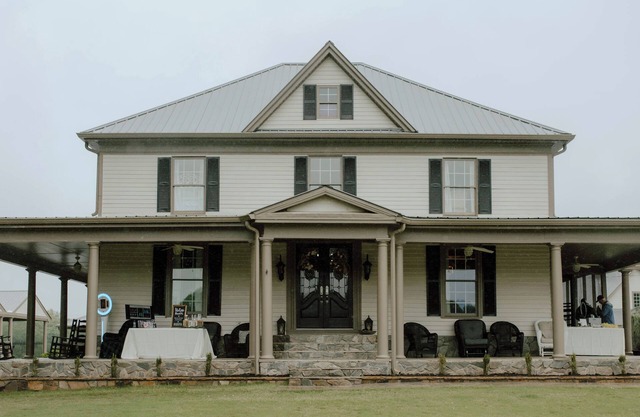 Sleeps up to 25. Enjoy our large pool & patio. Perfect for football season!