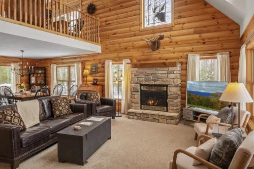 Sleepy Moose - New! Log Cabin in Sister Bay, Dogs and Near Beach