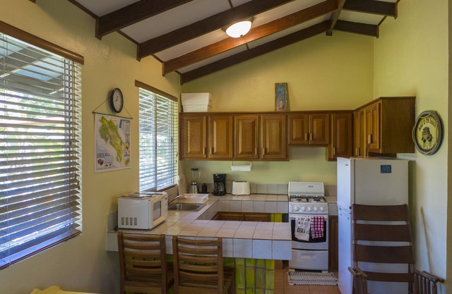 Slice Of Paradise, Bungalow for 2, full kitchen & bath, king bed, AC, & gazebo