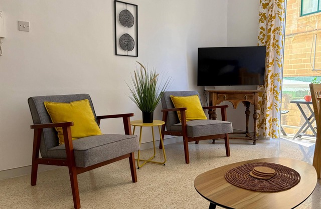 Sliema central and spacious apartment close to the sea and language schools