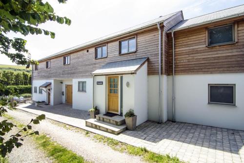 Sloopside Main House in the heart of Bantham with sea views
