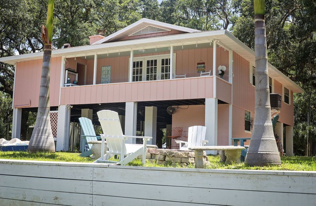 "Slow Tides" - Entire Cottage on the Suwannee River