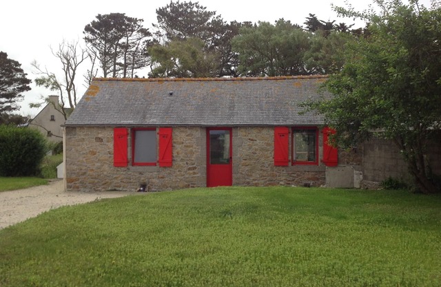 Small Breton house 2 steps from the sea with terrace and large garden.