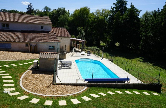 Small cottage by the river near Futuroscope with spa, swim pool, sauna, massages