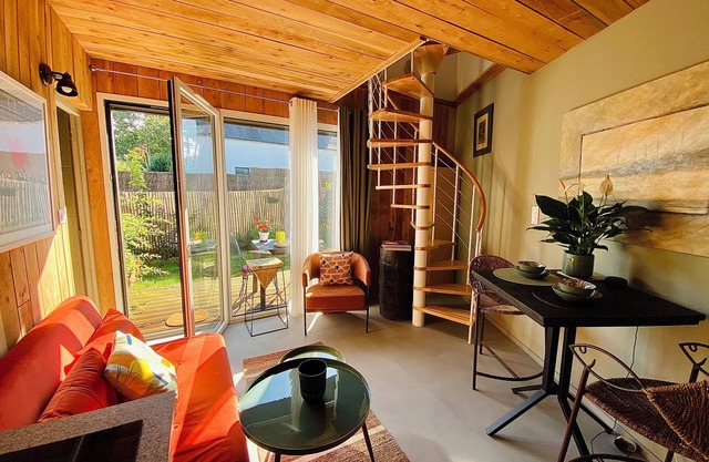 Small duplex with garden, near the charming port of Le Bono, pets welcome