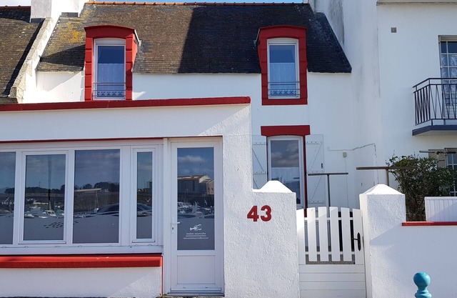 Small Fisherman's House 5 minutes walk from the beaches, opposite the port of Guilvinec